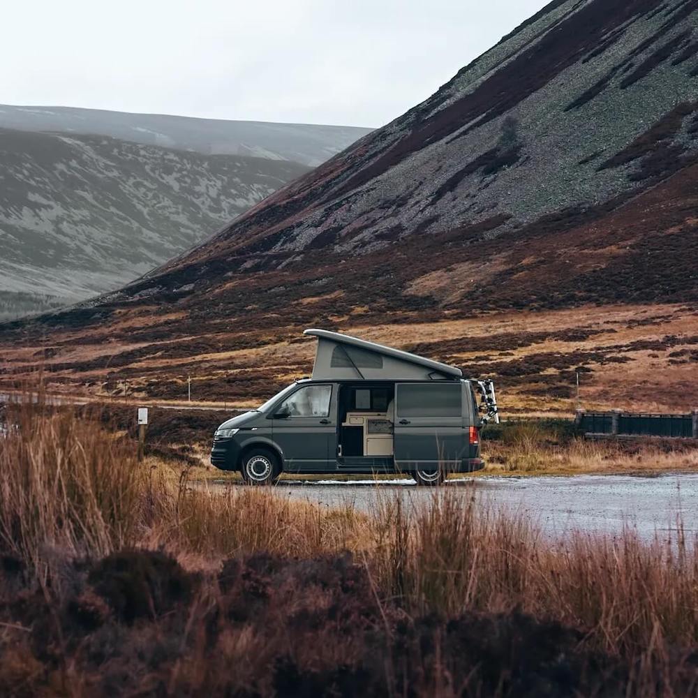 Camper estacionada en los Cairngorms, Escocia.